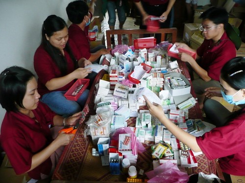 Volunteers prepare medicine for people in Laos (Photo:Tuoi Tre) Volunteers prepare medicine for people in Laos (Photo:Tuoi Tre)